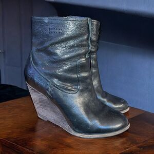 Frye Boots Womens 8.5 M Carson Ankle Bootie Black Leather Wedge Pull On Casual